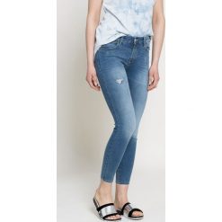 Wrangler - Jeansy. Niebieskie jeansy damskie rurki marki Wrangler, z aplikacjami, z bawełny. W wyprzedaży za 199,90 zł.