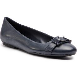 Baleriny CALVIN KLEIN - Orion E8867 Navy. Niebieskie półbuty damskie Calvin Klein, bez wzorów, ze skóry ekologicznej, klasyczne, bez obcasa, na płaskiej podeszwie, bez zapięcia. W wyprzedaży za 329,00 zł.