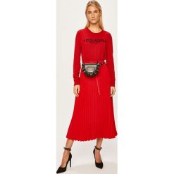 Red Valentino - Sweter. Czerwone swetry damskie Red Valentino, s, bez wzorów, z wiskozy, bez rękawów, bez kaptura. W wyprzedaży za 849,90 zł.
