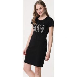 Czarna Sukienka Two Truths. Czarne sukienki damskie Born2be, xl, bez wzorów, bez kołnierzyka, bez rękawów, mini. Za 34,99 zł.