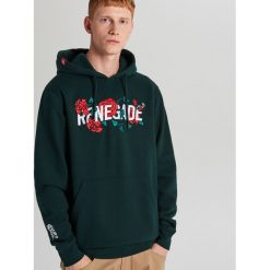 Bluza z motywem róży - Khaki. Brązowe bluzy męskie Cropp, s, bez wzorów, bez kołnierzyka, bez rękawów, bez kaptura. Za 129,99 zł.