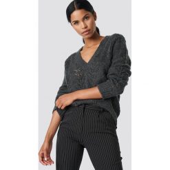 NA-KD Sweter z dekoltem V - Grey. Szare bez kategorii NA-KD, z dzianiny. Za 202,95 zł.