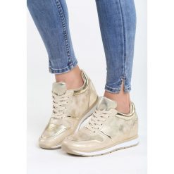 Złote Sneakersy Burn It Down. Żółte koturny damskie Born2be, bez obcasa, na płaskiej podeszwie, na sznurówki. Za 99,99 zł.