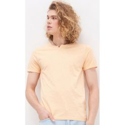 T-shirt z guzikiem - Pomarańczowy. Pomarańczowe t-shirty męskie House, s, bez wzorów, bez kołnierzyka. W wyprzedaży za 29,99 zł.