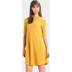Sukienki dzianinowe: Compañía fantástica MATATENA DRESS Sukienka dzianinowa amarillo