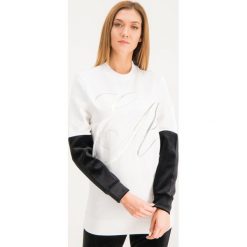 Bluza Emporio Armani 6G2M6D 2JQWZ 0101. Białe bluzy damskie Emporio Armani, m, bez wzorów, z bawełny, bez rękawów, bez kaptura. W wyprzedaży za 409,00 zł.