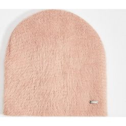 Puszysta czapka beanie - Różowy. Różowe czapki damskie Mohito. W wyprzedaży za 9,99 zł.