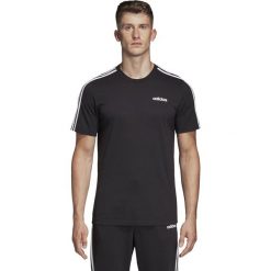MĘSKA KOSZULKA ESSENTIALS 3-STRIPES (L). Czarne koszulki męskie Adidas, m, w paski, z bawełny, z kontrastowym kołnierzykiem, bez rękawów, na fitness i siłownię. W wyprzedaży za 79,99 zł.