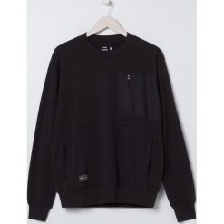 Bluza z kieszonką - Czarny. Czarne bluzy męskie Sinsay, s, bez wzorów, bez kołnierzyka, bez rękawów, bez kaptura. Za 59,99 zł.