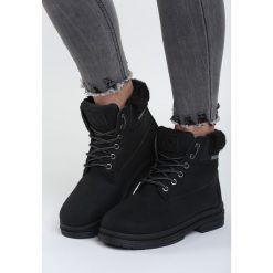 Czarne Traperki With Control. Czarne buty zimowe damskie marki Born2be, na płaskiej podeszwie. Za 89,99 zł.