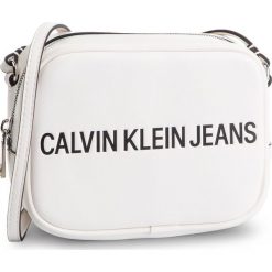 Torebka CALVIN KLEIN JEANS - Sculpted Logo Camera Bag K60K605247 102. Białe torebki klasyczne damskie Calvin Klein Jeans, z aplikacjami, z jeansu, zdobione, bez dodatków. W wyprzedaży za 169,00 zł.