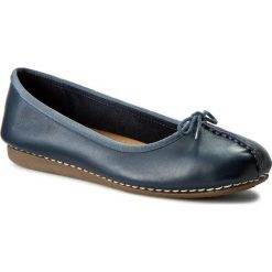 Baleriny CLARKS - Freckle Ice 203529324 Navy Leather. Niebieskie baleriny damskie Clarks, z aplikacjami, ze skóry, etno, bez obcasa. Za 349,00 zł.