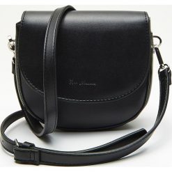 Torebka typu saddle bag z dodatkowym paskiem - Czarny. Czarne torebki klasyczne damskie marki Cropp, bez wzorów, bez dodatków. Za 79,99 zł.