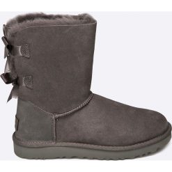 UGG - Buty Bow GRY. Szare botki damskie na obcasie marki Ugg, z materiału, z okrągłym noskiem. Za 999,90 zł.