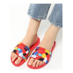 Czerwone Klapki Colourful Dots. Brązowe klapki damskie marki Born2be, z materiału, na obcasie. Za 49,99 zł.