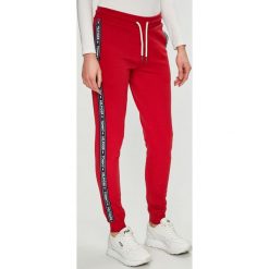 Tommy Hilfiger - Spodnie. Czerwone spodnie sportowe damskie marki TOMMY HILFIGER, s, z bawełny. Za 299,90 zł.