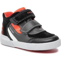 Sneakersy GEOX - B Kilwi B. A B94A7A 022BC C9150 D Black/Fluo Orange. Czarne trampki chłopięce Geox, bez wzorów, z zamszu, bez zapięcia. W wyprzedaży za 189,00 zł.