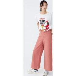 Spodnie jeansowe z szerokimi nogawkami. Pomarańczowe spodnie damskie Pull&Bear, z jeansu. Za 139,00 zł.