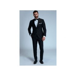 SMOKING OMEN. Czarne garnitury męskie marki Guns&tuxedos, bez wzorów, z satyny. Za 849,99 zł.