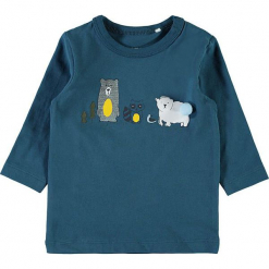 Koszulka "Sesom" w kolorze niebieskim. Niebieskie t-shirty chłopięce z długim rękawem Name it Baby, z aplikacjami, z bawełny. W wyprzedaży za 25,95 zł.