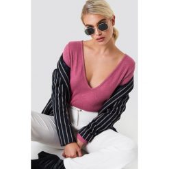 NA-KD Sweter z dekoltem V - Pink. Różowe swetry damskie marki NA-KD, bez wzorów, z dzianiny, z długim rękawem, długie, bez kaptura. Za 100,95 zł.