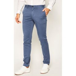 Spodnie materiałowe TOMMY HILFIGER Bleecker Flex Satin Chino MW0MW13287. Niebieskie jeansy męskie TOMMY HILFIGER, m, bez wzorów, z elastanu. W wyprzedaży za 379,00 zł.