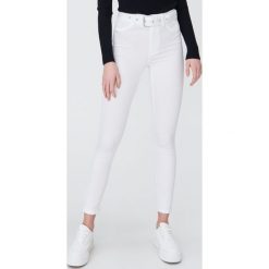 Jeansy skinny z wysokim stanem - Biały. Białe jeansy damskie Sinsay, z podwyższonym stanem. Za 59,99 zł.