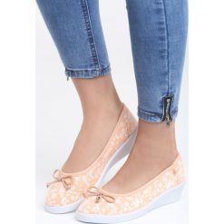 Pomarańczowe Koturny Dollar Dream. Brązowe buty ślubne damskie marki Born2be, w kwiaty, na koturnie. Za 49,99 zł.