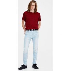Wybielane jeansy slim fit. Niebieskie jeansy męskie relaxed fit Pull&Bear, z denimu. Za 89,90 zł.
