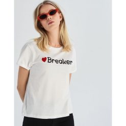 T-shirt z nadrukiem - Biały. Białe t-shirty damskie Sinsay, s, z nadrukiem, bez kołnierzyka. W wyprzedaży za 7,99 zł.