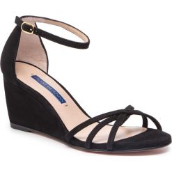 Sandały STUART WEITZMAN - Estarla ZL77300 Black Suede. Czarne klapki damskie marki Stuart Weitzman, bez wzorów, ze skóry, bez obcasa, na obcasie. Za 1889,00 zł.