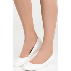 Białe Koturny Something I Need. Białe buty ślubne damskie marki Born2be, z okrągłym noskiem, na niskim obcasie, na platformie. Za 59,99 zł.
