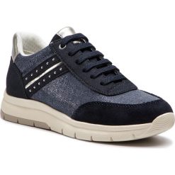Sneakersy GEOX - D Callyn B D929GB 0LYAF C4002 Navy. Niebieskie półbuty damskie Geox, z aplikacjami, ze skóry ekologicznej, bez obcasa, na płaskiej podeszwie, bez zapięcia. W wyprzedaży za 229,00 zł.