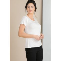 T-shirt z połyskującymi dżetami. T-shirty damskie Monnari, z aplikacjami, z wiskozy, bez kołnierzyka. Za 59,50 zł.