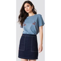 NA-KD T-shirt Cherry - Blue. Niebieskie t-shirty damskie NA-KD, z nadrukiem, z dżerseju. W wyprzedaży za 21,89 zł.