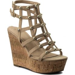 Sandały GUESS - Gizelle2 FLGZ21 ESU03 NATURAL. Brązowe klapki damskie Guess, z aplikacjami, ze skóry, bez obcasa, na obcasie. W wyprzedaży za 349,00 zł.