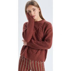 Sweter z warkoczowym splotem - Pomarańczowy. Pomarańczowe swetry damskie Cropp, xl, bez wzorów, ze splotem, bez rękawów, bez kaptura. W wyprzedaży za 29,99 zł.