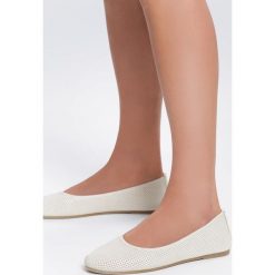Beżowe Balerinki Sleek. Brązowe baleriny damskie Inny, z aplikacjami, bez obcasa, na płaskiej podeszwie. Za 49,99 zł.