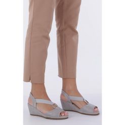 Szare Sandały Na Koturnie Z Gumką Metalowa Ozdoba Casu W19X15/g. Szare koturny damskie Casu, z aplikacjami, bez obcasa, na koturnie, bez zapięcia. W wyprzedaży za 69,99 zł.