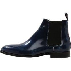 PS by Paul Smith GERALD Botki dark blue. Niebieskie botki męskie marki PS by Paul Smith, bez zapięcia. W wyprzedaży za 839,30 zł.