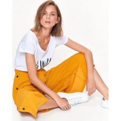 T-SHIRT KRÓTKI RĘKAW DAMSKI, Z NADRUKIEM. Szare t-shirty damskie Top Secret, z nadrukiem, z bawełny. Za 14,99 zł.