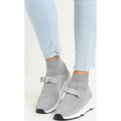 Jasnoszare Buty Sportowe Bobby Socks. Szare buty sportowe damskie Born2be. Za 59,99 zł.