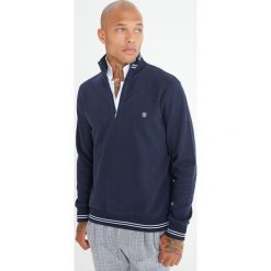 Bluza w kolorze granatowym. Niebieskie bluzy męskie Jimmy Sanders, m, bez wzorów, z bawełny, ze stójką, bez rękawów, bez kaptura. W wyprzedaży za 174,95 zł.