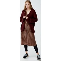 Kardigan oversize o ściegu perełkowym. Czerwone kardigany damskie marki Pull&Bear. Za 79,90 zł.