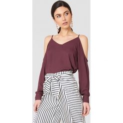 NA-KD Top Cold Shoulder - Purple. Fioletowe topy damskie NA-KD, bez wzorów, z poliesteru, bez kołnierzyka. W wyprzedaży za 60,97 zł.
