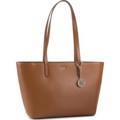Torebka DKNY - R74A3014 Driftwood DFW. Pomarańczowe torebki klasyczne damskie DKNY, bez wzorów, ze skóry, klasyczne, bez dodatków. W wyprzedaży za 509,00 zł.