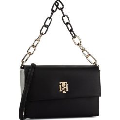 Torebka TOMMY HILFIGER - Th Saffiano Crossover AW0AW07317 0GS. Czarne torebki klasyczne damskie TOMMY HILFIGER, bez wzorów, ze skóry ekologicznej, klasyczne, bez dodatków. Za 649,00 zł.