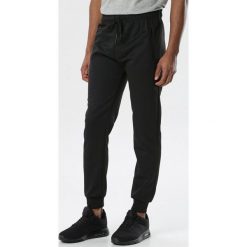 Czarne Spodnie Rheneriko. Czarne spodnie męskie Born2be, xl, bez wzorów, z dresówki. W wyprzedaży za 59,99 zł.