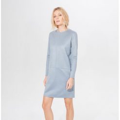 Sukienka z imitacji zamszu - Niebieski. Niebieskie sukienki damskie Mohito, s, bez wzorów, bez kołnierzyka, bez rękawów. Za 99,99 zł.