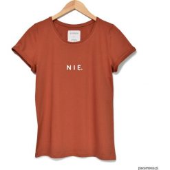 T-shirt rudy NIE. Czerwone bluzki damskie Pakamera, z napisami, klasyczne, z klasycznym kołnierzykiem. Za 89,00 zł.